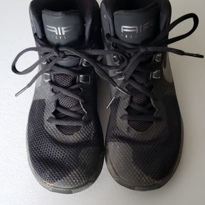 Nike Boys' size 7 Hightop Sneakers